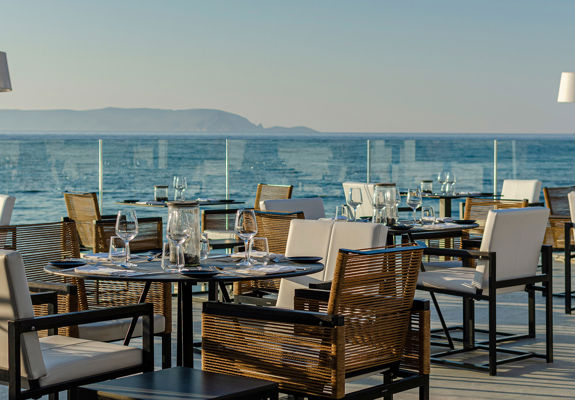 Knossos Beach Si La Restaurant outdoor sitting area