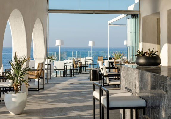 Knossos Beach Si La Restaurant bar and outdoor sitting area