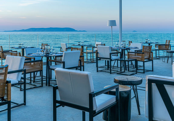 Knossos Beach Si La Restaurant outdoor sitting area