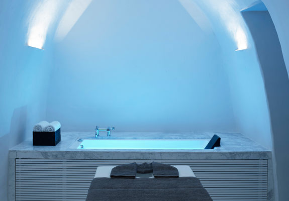 Knossos Beach Wellness Rejuvenate spa bed and tub